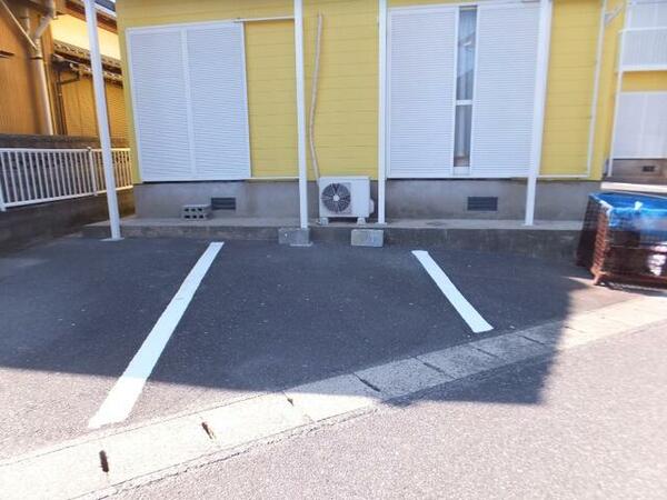 画像12:駐車場は軽自動車・コンパクトカー程度のスペースとなります。