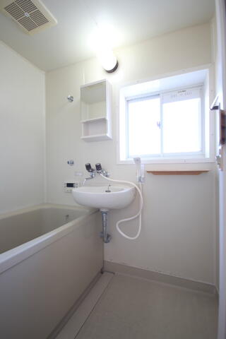 画像11:追い炊き機能付き浴室です！　大きな窓があり換気にも最適です。