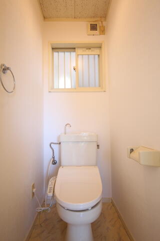 画像14:トイレです！　窓があり換気に最適です。