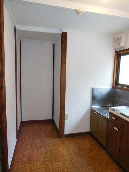 画像7:キッチン横に洗濯機置場あり、奥に冷蔵庫置けます