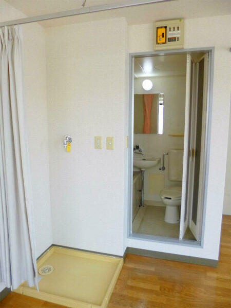 画像12:洗濯機置場兼脱衣スペース（カーテンが掛けられます）