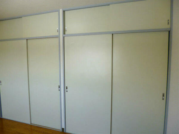画像8:洋室の収納スペースは、押入れサイズが二つ（天袋も二つ付き）たっぷり収納出来ます。
