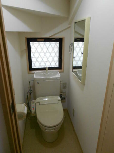 １階温水洗浄便座付きトイレ