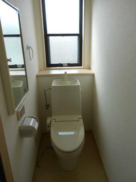 ２階温水洗浄便座付きトイレ