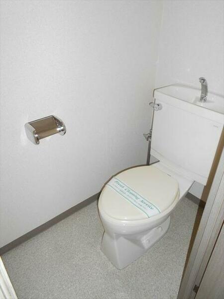 画像7:広めのトイレ内に温水洗浄便座設置可。