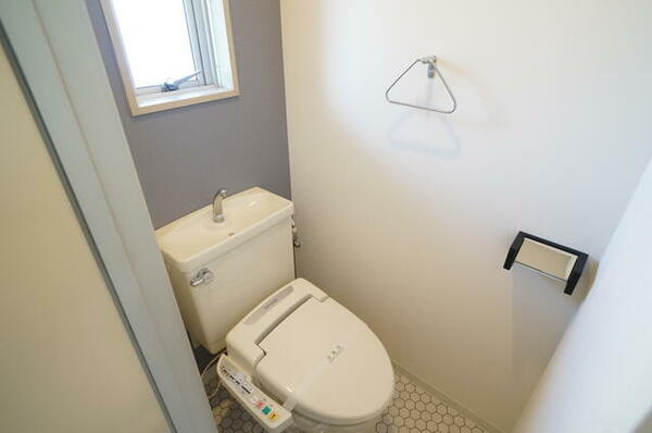 画像11:トイレは温水洗浄便座付きです