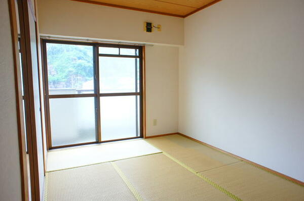 画像8:和室の畳は日焼けするので入居前に新しいのに替えますよ。押入れ付き！