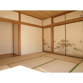 和室８帖＋床の間は日当良好であたたかです。大型収納付きでお部屋を広々と使用可能です！