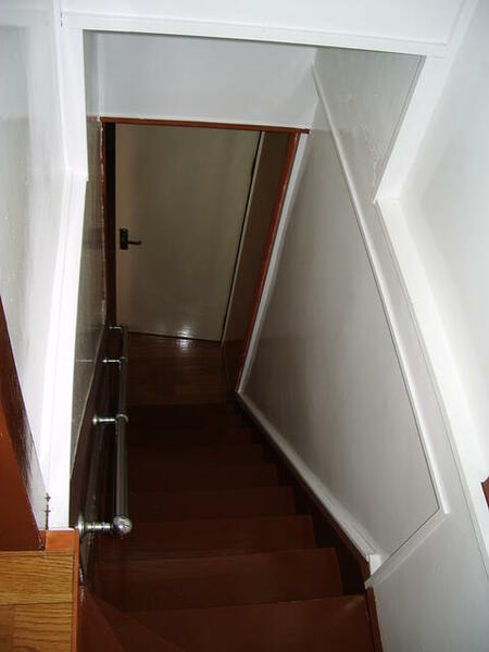室内階段には手摺もついており、安全対策もしております。