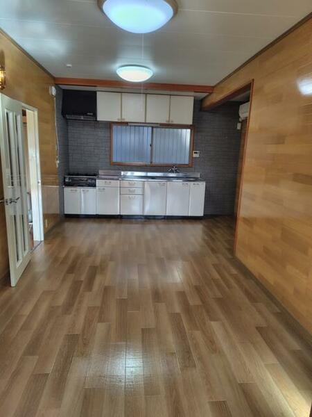大型のブロックキッチンを完備したダイニングスペースは木目が美しいデザインです☆照明器具・エアコン付き