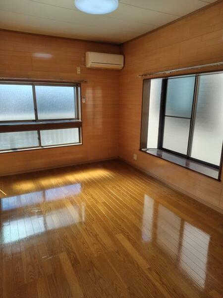 浦賀の高台に位置し日当たり良好です！大型の開口部からは暖かい陽射しが差し込みます。