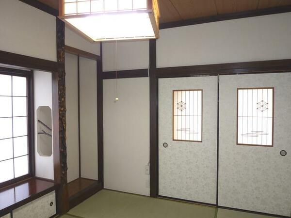 ６帖和室は床の間も付いて広々☆収納スペースも多数でお部屋を広々と使用可能です！
