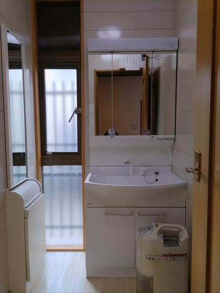 明るく清潔な洗面脱衣室はタオル収納に便利な収納庫付。シャワー付き洗面化粧台完備です。