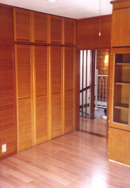 メインＢＲは木目調で収納クロークも完備でお部屋を広々と使用可能。キングｓｉｚｅベッドも入ります☆