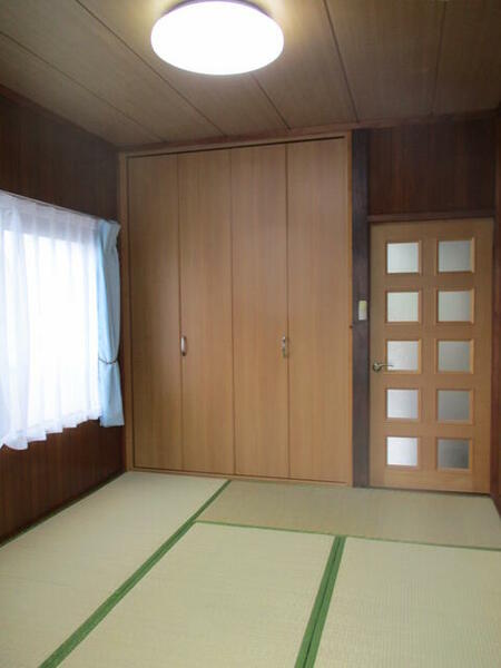 画像4:南向きの和室は冬でも暖かいです。大型のクローゼット付きでお部屋を広々と使用可能です！