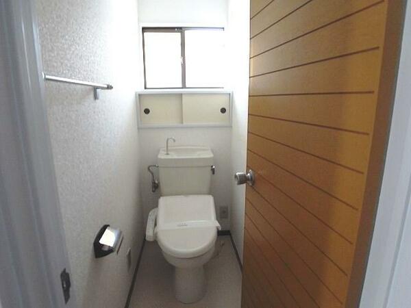 １階トイレ　採光あり　　収納