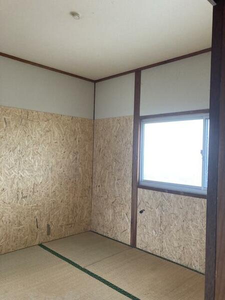 画像13:キッチンから和室へ！！こちらも一部壁を張り替えてます。