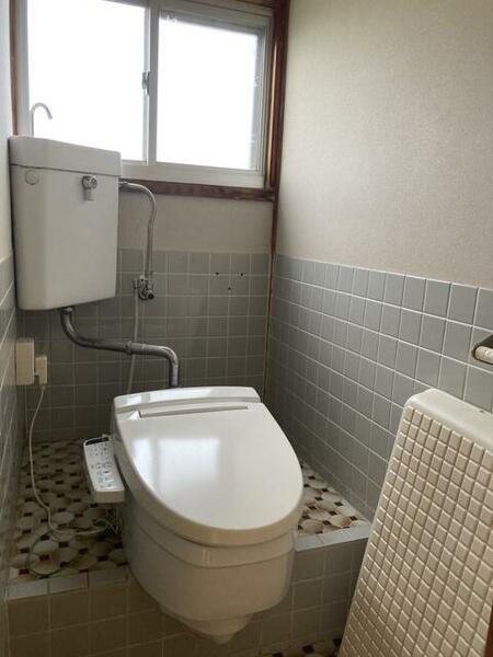 画像15:窓が有り明るいトイレです。