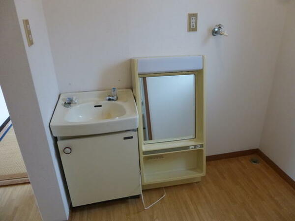 画像10:洗面台・洗濯機置場・窓あり