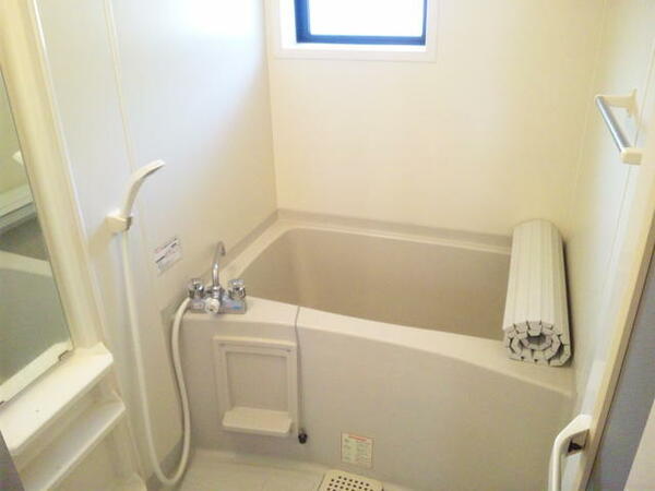 浴室：浴室・小窓付