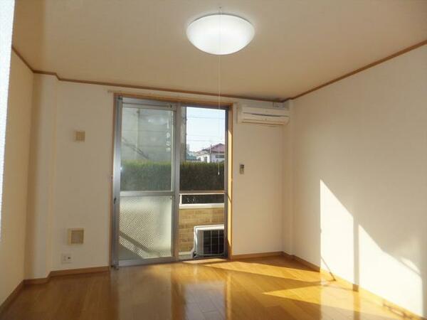 画像5:エアコン付きの洋室はバルコニーに面していて明るいですよ。