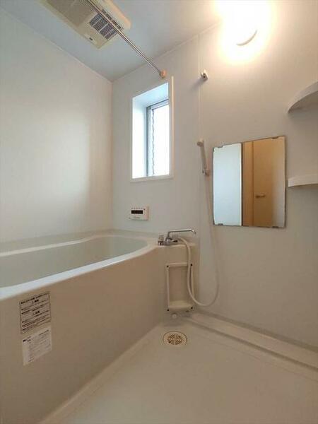画像14:窓があり明るい浴室です。浴室暖房乾燥機も完備。追い焚き機能も付いています。