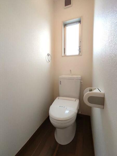 画像16:窓がある明るいトイレ。