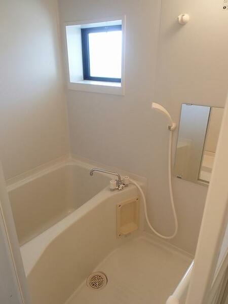 画像6:清潔な浴室　換気窓もございます