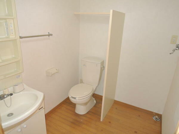 画像8:洗面所にトイレと洗濯機置場があります