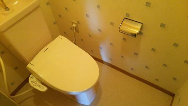 画像4:洋式水洗トイレ・温水洗浄便座付き