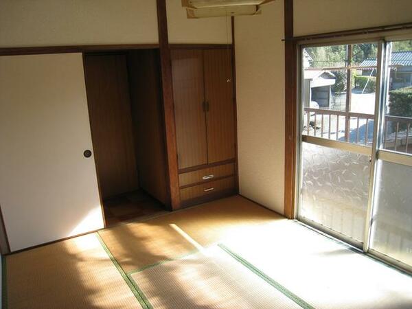 画像15:２階和室も暖かい日差しが入ります。畳からフローリングに変更可能。