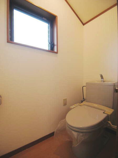 画像10:温水洗浄便座で窓付のトイレは快適♪（参考写真）