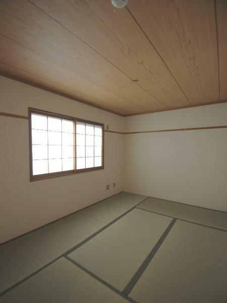 画像8:６帖の和室にも窓があるので換気もできます。物入もあるので収納もできるお部屋になっています