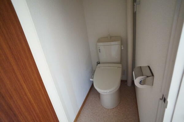 画像10:トイレは温水洗浄便座付き