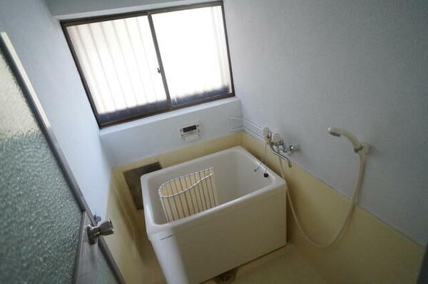 画像9:浴室には窓があり、湿気の換気が可能です