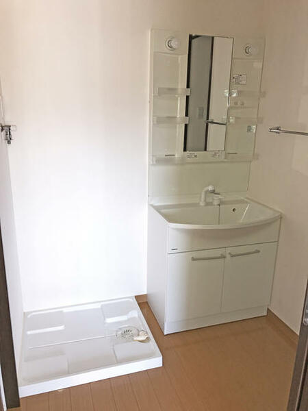 画像14:シャワー付き洗面台と洗濯機バン