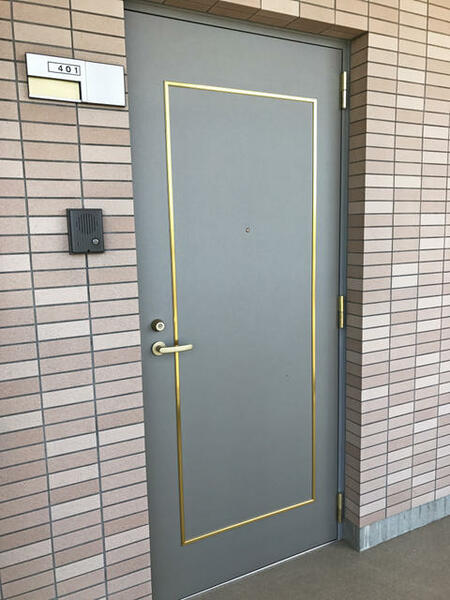 画像3:廊下から玄関ドア　モニタ付インターホン