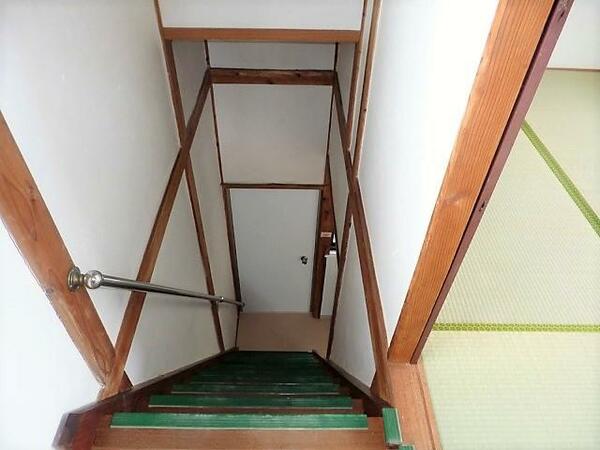 画像13:階段登り口には窓付きです☆