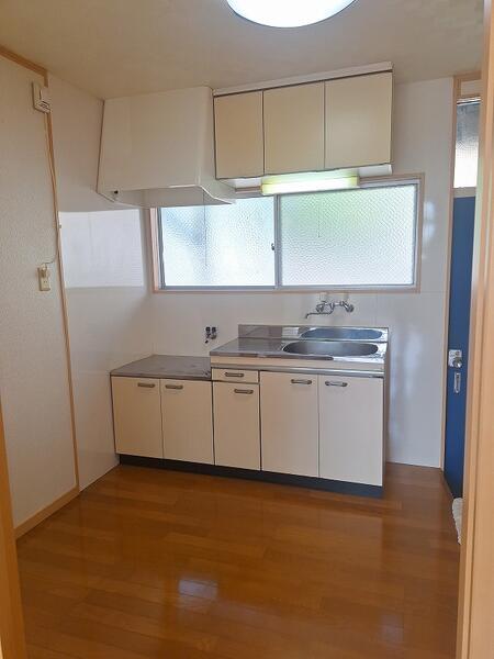 画像5:こちらのキッチンも清潔感があります。　キッチンに窓も有り、採光が取れ換気がじゅうぶんできます。