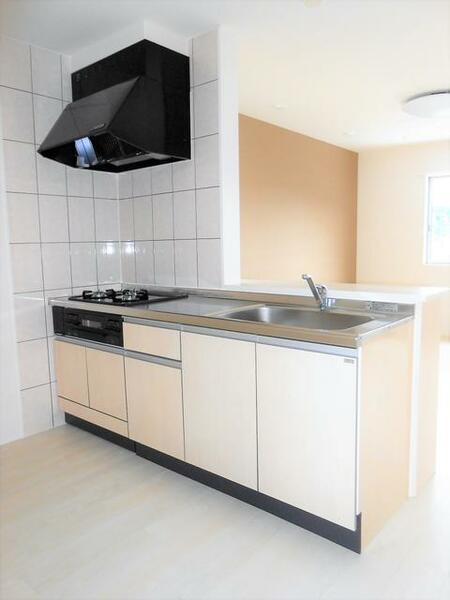 画像3:人気の対面式キッチンには３口コンロのシステムキッチンを搭載です。