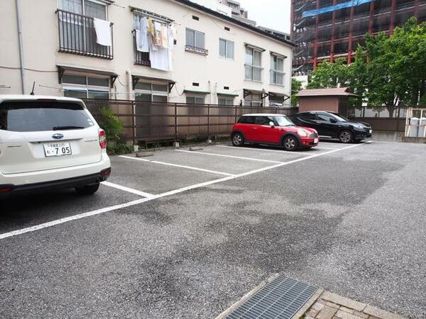 画像16:建物裏側に駐車スペースあります