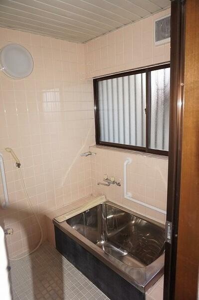 浴室窓があり、追焚機能付きのお風呂です！