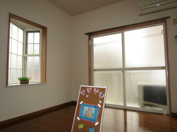 画像3:南に掃き出しの窓。東に出窓がある、明るく綺麗なお部屋。