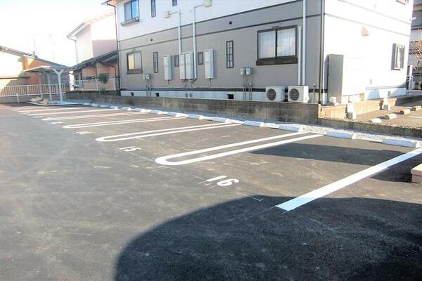 画像3:駐車場２台付きです。駐輪場、敷地内ゴミステーションあり。