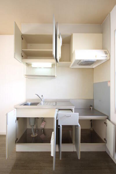 画像5:キッチン、流し台収納です！　上部にも棚があり収納に便利です。