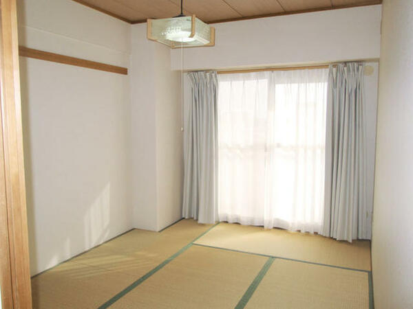 画像8:リビング隣の和室　※入居時に畳表替えします