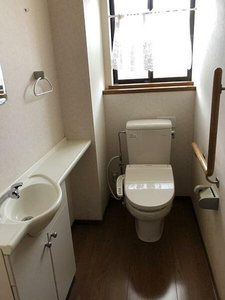 画像10:１階トイレ　温水洗浄便座付き
