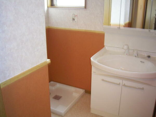 画像5:シャワー付洗面台・室内洗濯機置き場・棚もあって使いやすい