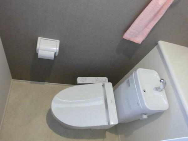 ２階トイレです。温水洗浄便座付き。
