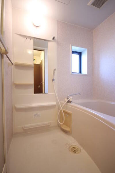 画像11:浴室です！　小窓があり換気に最適です。